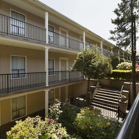 Days Inn By Wyndham Vancouver Metro-3